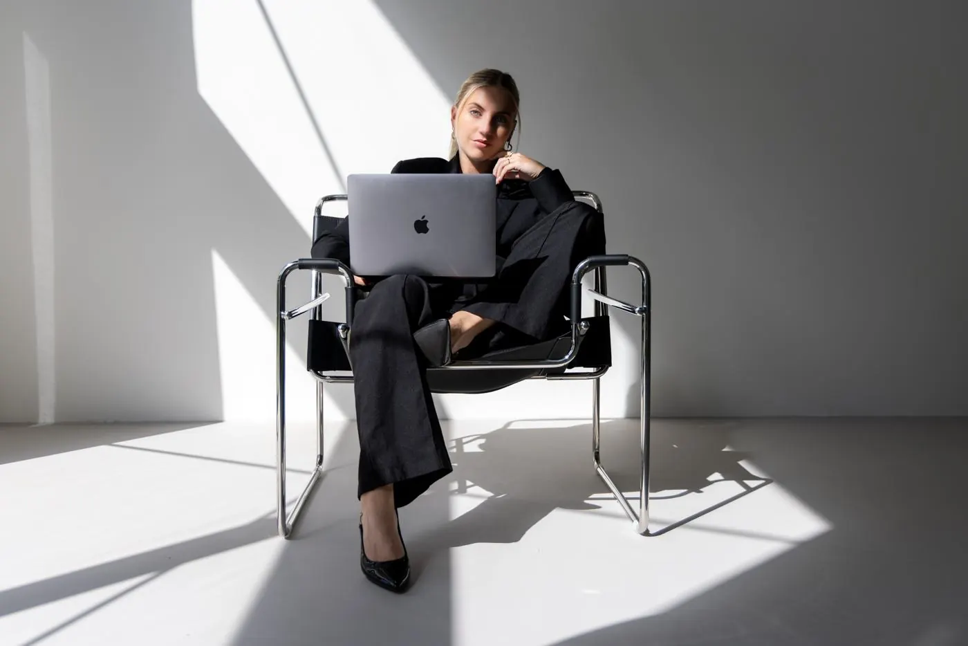 Collega van eztat met laptop in een stoel, in een lichtstraal