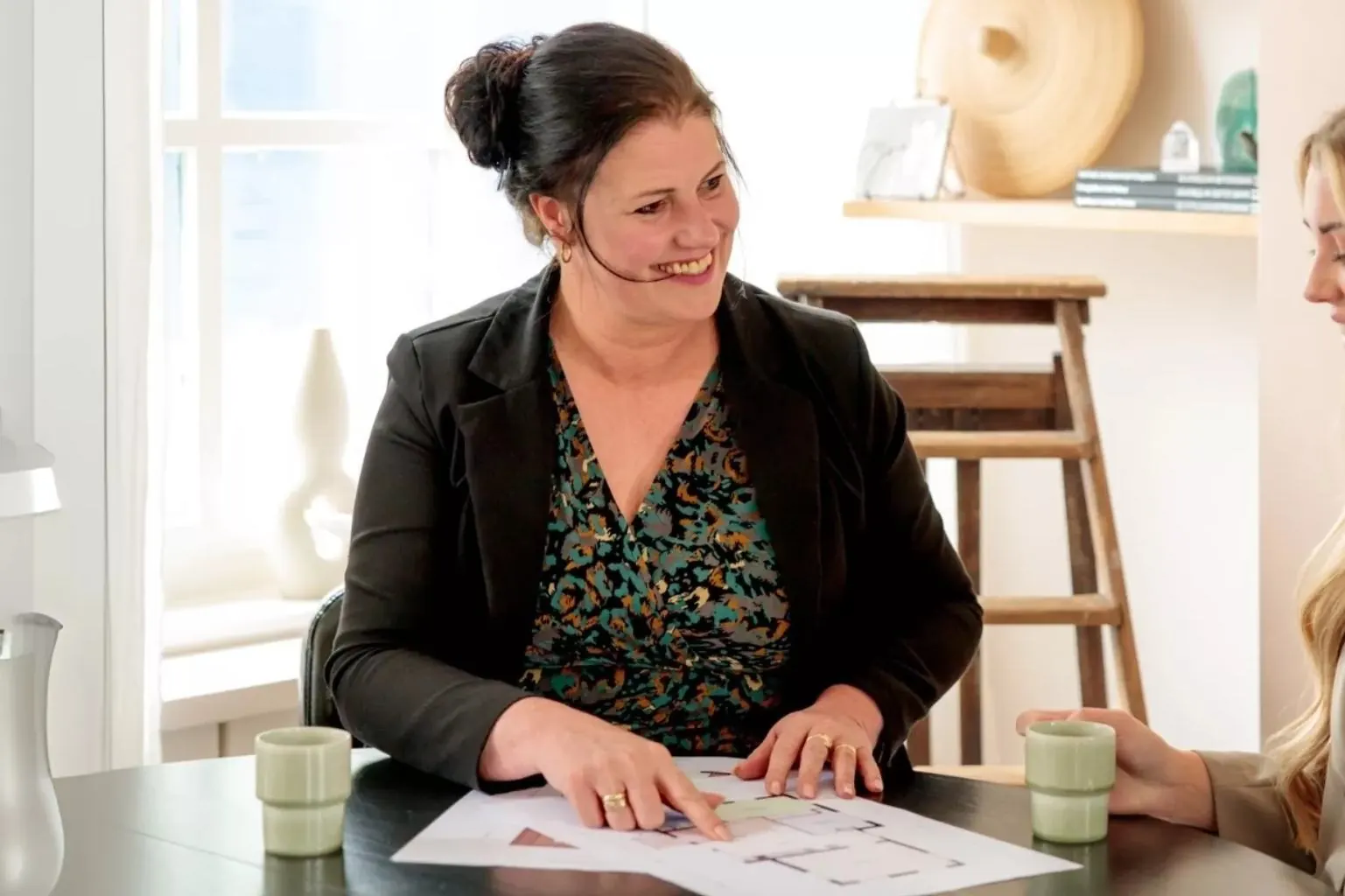Makelaars van FRYSK in gesprek met een klant