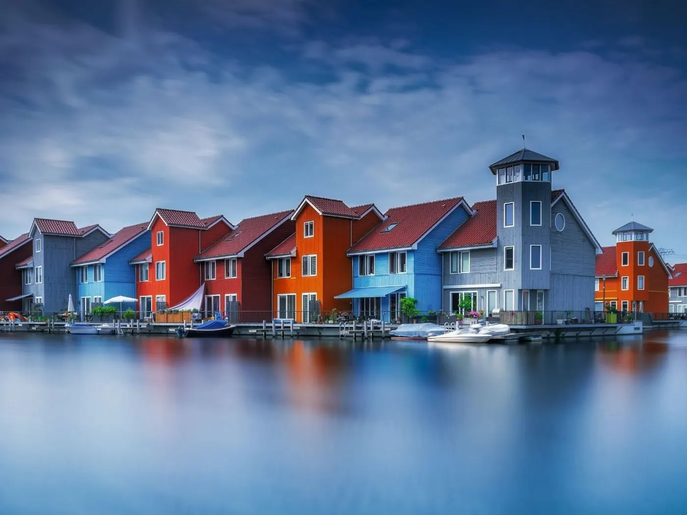 Kleurrijke woningen aan het water in de Reitdiephaven in Groningen