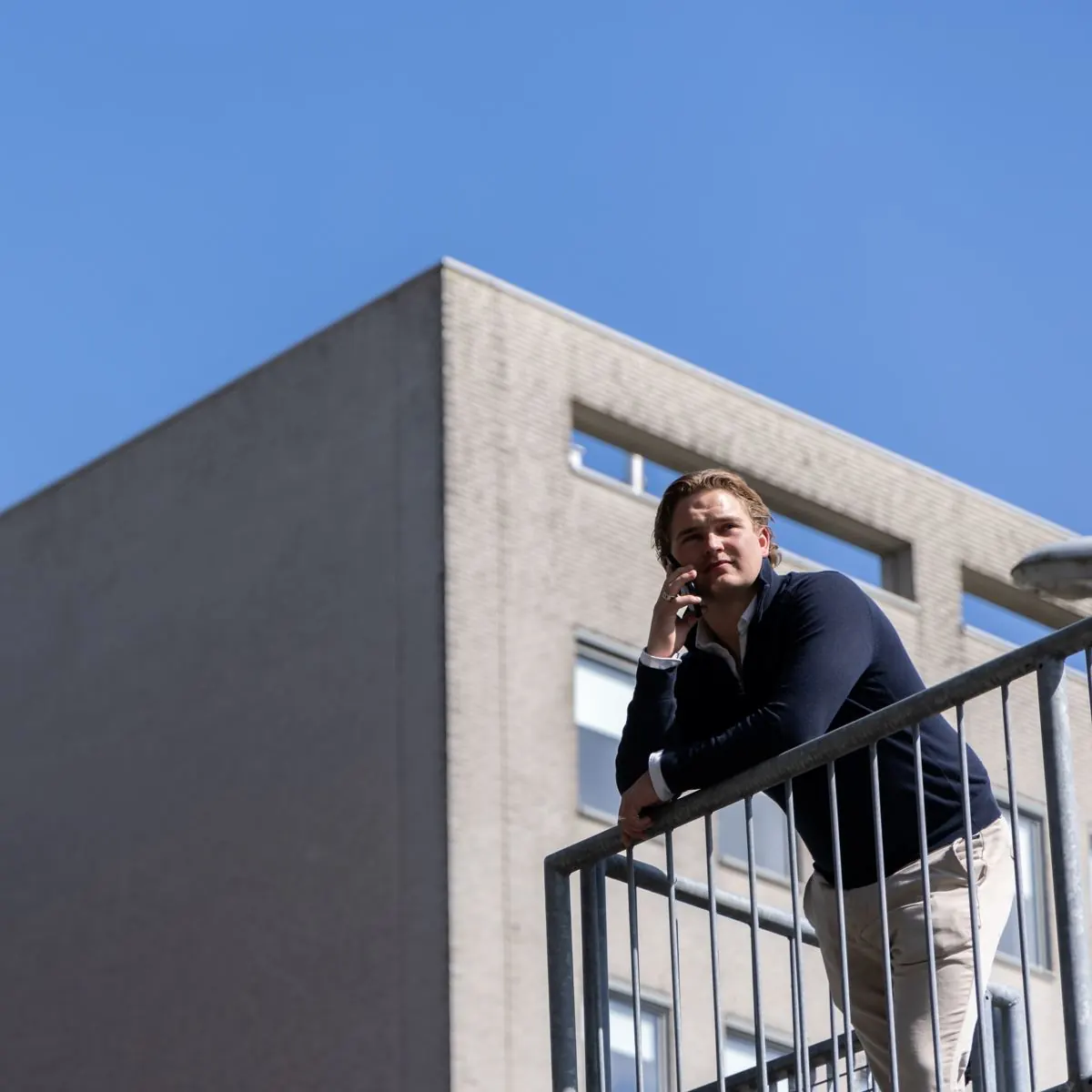 Collega belt op het balkon van het kantoorpand aan de Abe Lenstra Boulevard in Heerenveen